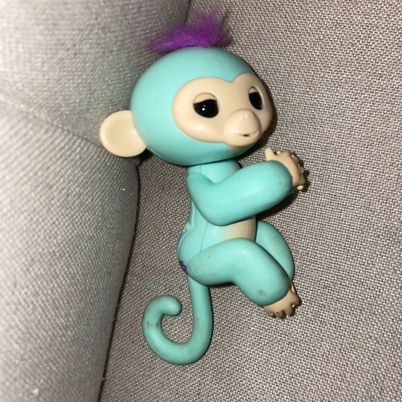 Fingerlings Monkey - Zoe (Seafoam Green with Purple hair) - Interactive Baby Pet - Picture 5 of 13